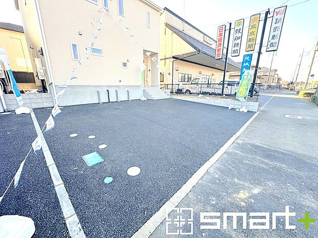 〜ゆとりあるカースペース〜 ・セカンドカーや来客時にも困らないカースペース2台分は並列駐車可能でお車の出し入れもラクラク。 ・カーポートなどのオプションもお気軽にご相談くださいませ。