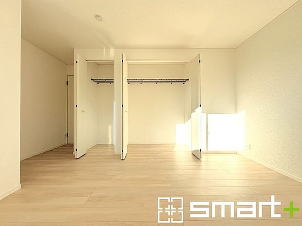 ~窓からはたっぷりの陽光~ ・ゆとりある広さの主寝室は8.2帖。ご夫婦やご兄弟でもゆったりお過ごしいただけます。 ・南側に窓があるので明るく開放的な空間になります。