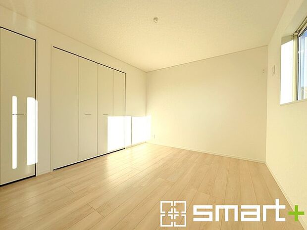 ~収納豊富な洋室~ ・各居室に備え付けの収納をご用意。タンスなどを置く場合と比べ出っ張らないので部屋の中を有効のご活用いただけます。 ・収納の広さなどぜひ現地でご確認くださいませ。