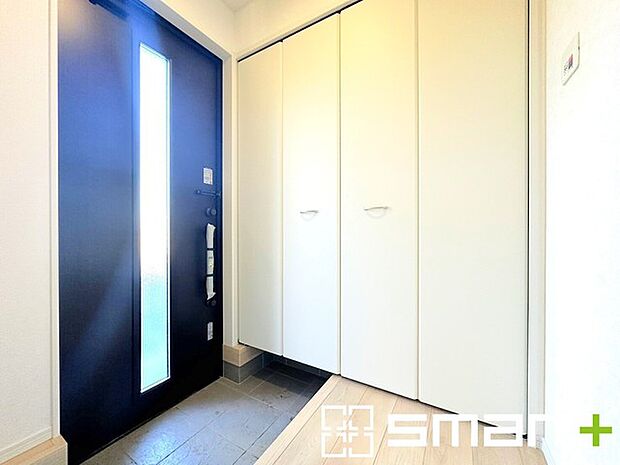 ~穏やかな陽が入る玄関~ ・玄関ドアにガラス部分を設ける事で穏やかな陽の入る玄関になります。 ・備え付けのシューズボックスはたっぷりしまえて玄関がスッキリ片付きますね。