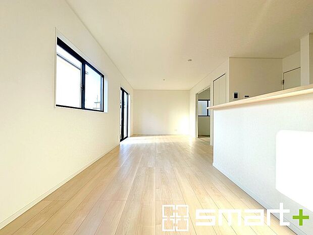 ~日当り良好のLDK~ ・たくさんの窓からたっぷりの陽光が差し込む明るいリビングで寛ぎのひと時を。 ・柔らかみのあるナチュラルカラーで、家具やカーテンの色も選びやすいです。