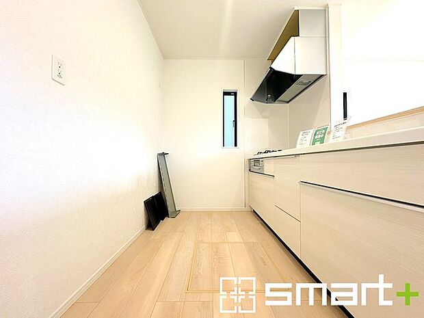 ~使い勝手の良いシステムキッチン~ ・料理がしやすい設計のキッチンでお料理もはかどりますね。 ・もちろんキッチン下部は収納になっておりますので、フライパンなども収納可能です。