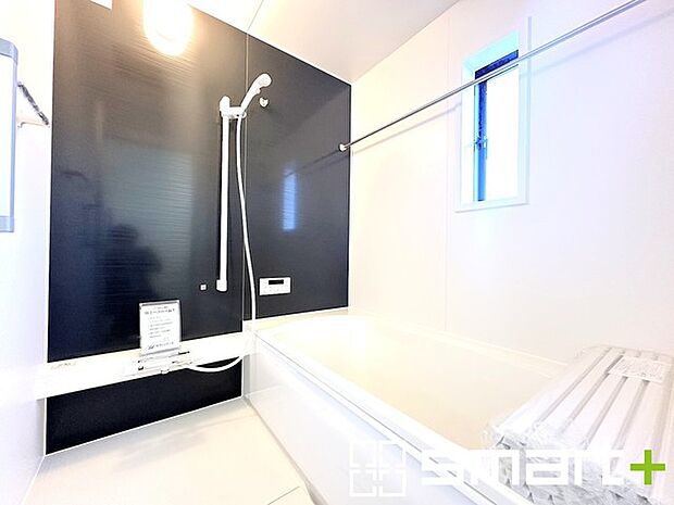 ~浴室乾燥機付きの浴室~ ・浴室には乾燥機が付いているので雨の日でも洗濯物を干すことが可能です。 ・水はけの良い床材など機能面も充実。マイクロバルなどオプションもご相談くださいませ。