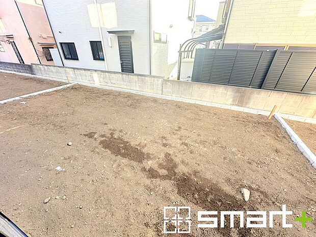 ~お庭もある余裕の敷地~ ・広々した敷地にはお庭もご用意。お庭があるだけで余裕を感じますね。 ・防草シートや人工芝の敷設などのオプションもお気軽にご相談くださいませ。