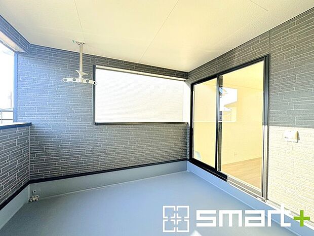 ~屋根付きのバルコニー~ ・バルコニーは屋根付きなので急な雨でも安心です。 ・奥行きもあるので洗濯物が干しやすいのも嬉しいポイントですね。