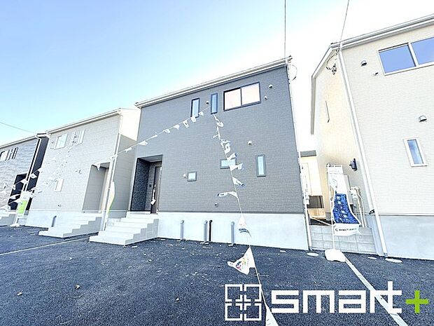 ~ゆとりあるカースペース~ ・セカンドカーや来客時にも困らないカースペース2台分は並列駐車可能でお車の出し入れもラクラク。 ・カーポートなどのオプションもお気軽にご相談くださいませ。