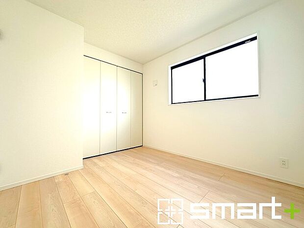 ~収納豊富な洋室~ ・各居室に備え付けの収納をご用意。タンスなどを置く場合と比べ出っ張らないので部屋の中を有効のご活用いただけます。 ・収納の広さなどぜひ現地でご確認くださいませ。