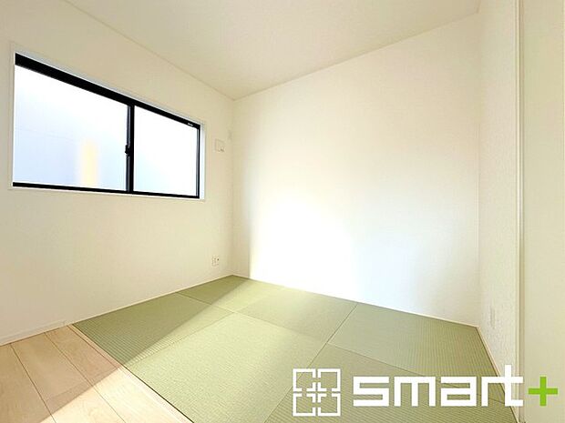 〜リビング横の和室〜 ・リビング横には開放感をプラスしてくれる和室付。モダンな洋風タイプでオシャレ感アップ。 ・お子様のプレイルームやお昼寝など、用途様々にお使いいただけます。 