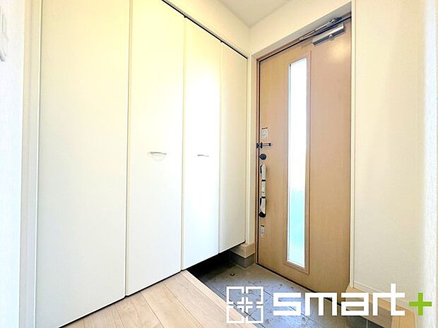 ~穏やかな陽が入る玄関~ ・玄関ドアにガラス部分を設ける事で穏やかな陽の入る玄関になります。 ・備え付けのシューズボックスはたっぷりしまえて玄関がスッキリ片付きますね。