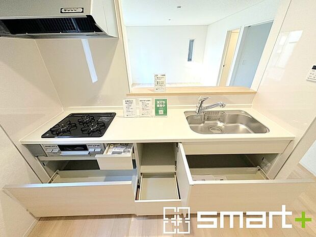 〜人気のカウンターキッチン〜 ・キッチンは人気のカウンタータイプを採用。「ご家族の顔が見える」造りです。 ・蛇口に浄水器が内蔵されているなど機能面でも優れた仕様です。 