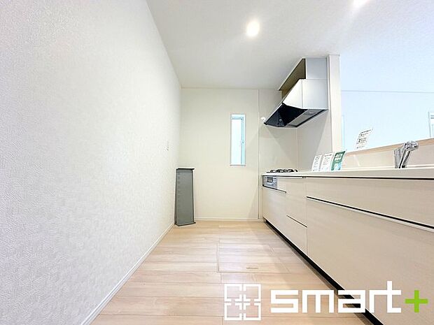 ~使い勝手の良いシステムキッチン~ ・料理がしやすい設計のキッチンでお料理もはかどりますね。 ・もちろんキッチン下部は収納になっておりますので、フライパンなども収納可能です。