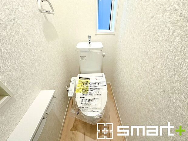 ~窓付きの明るいトイレ~ ・使用後や掃除の際に窓を開ければ、外からの新鮮な空気を取り込み素早く換気ができます。 ・埋め込み収納付きでストックや掃除用具もスッキリ片付きますね。