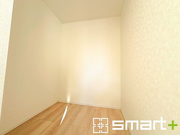 ~憧れのウォークインクローゼット~ ・居室にウォークインを設ける事で季節ものや趣味の用具などもスッキリと収納可能です。 ・ぜひ現地でその便利さをご体感くださいませ。