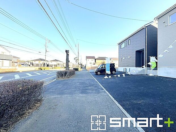 ~閑静な住宅街の立地~ ・周辺は閑静な住宅街となっておりますので、静かな暮らしをご実現いただけます。 ・前面道路の交通量も多くないので、小さなお子様がいるご家庭でもご安心ですね。
