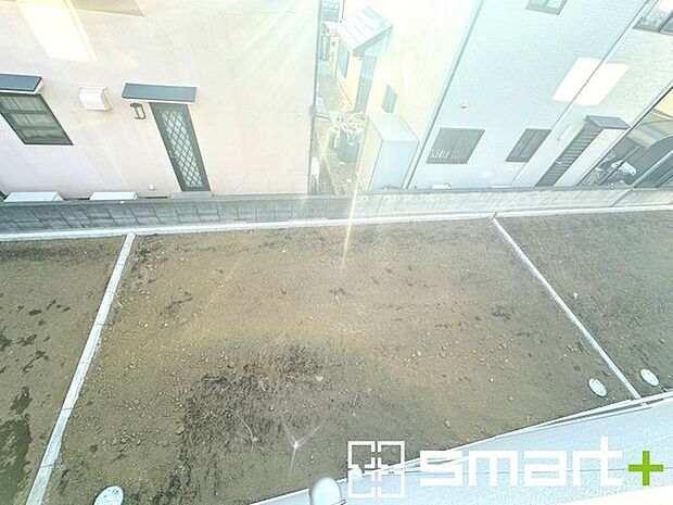 ~お庭もある余裕の敷地~ ・広々した敷地にはお庭もご用意。お庭があるだけで余裕を感じますね。 ・防草シートや人工芝の敷設などのオプションもお気軽にご相談くださいませ。