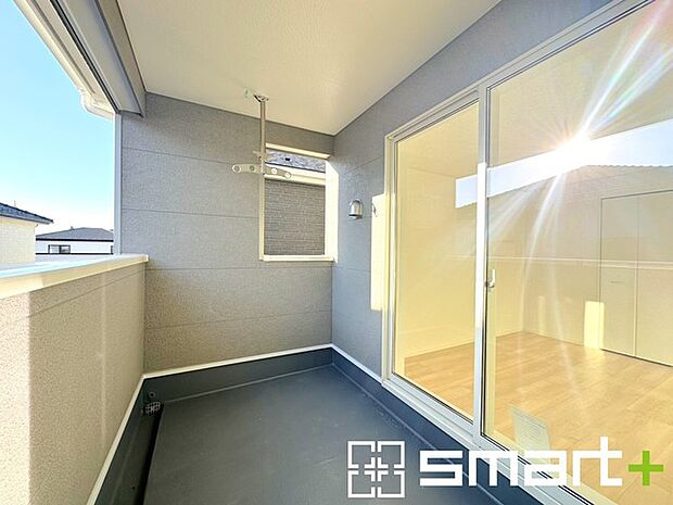 〜屋根付きのバルコニー〜 ・バルコニーは屋根付きなので急な雨でも安心です。 ・奥行きもあるので洗濯物が干しやすいのも嬉しいポイントですね。 