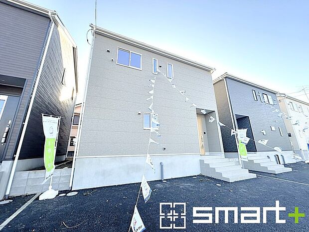 ~ゆとりあるカースペース~ ・セカンドカーや来客時にも困らないカースペース2台分は並列駐車可能でお車の出し入れもラクラク。 ・カーポートなどのオプションもお気軽にご相談くださいませ。