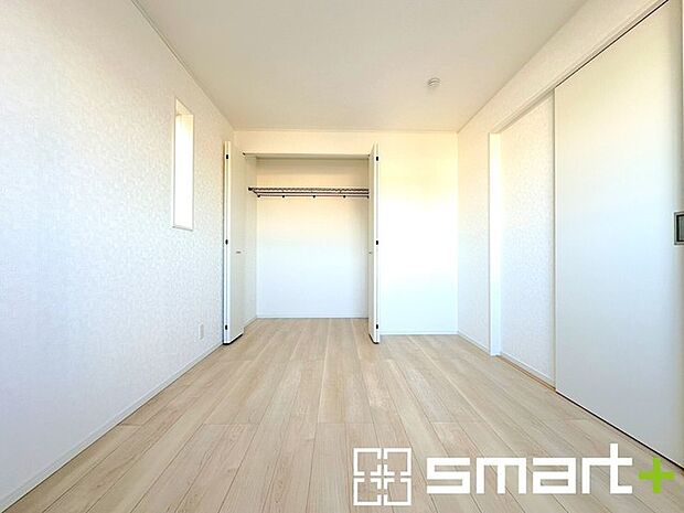 ~収納豊富な洋室~ ・各居室に備え付けの収納をご用意。タンスなどを置く場合と比べ出っ張らないので部屋の中を有効のご活用いただけます。 ・収納の広さなどぜひ現地でご確認くださいませ。