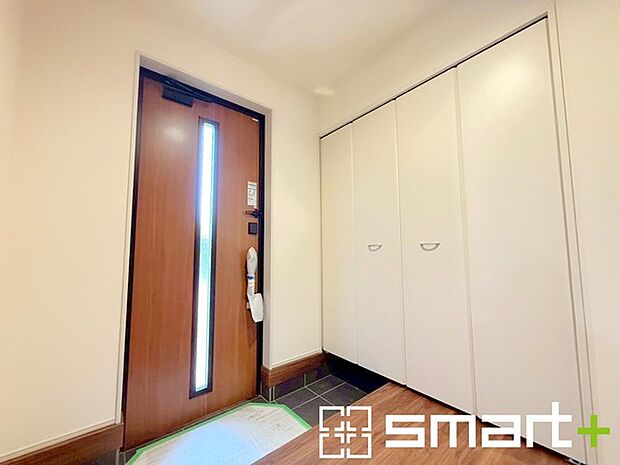 〜明るい玄関でお出迎え〜 ・圧迫感がなくスッキリ広々とした印象の玄関。窓からは明るい陽光が差し込みます。 ・備え付けのシューズボックスはたっぷりしまえて散らかりがちの玄関も片付きますね。