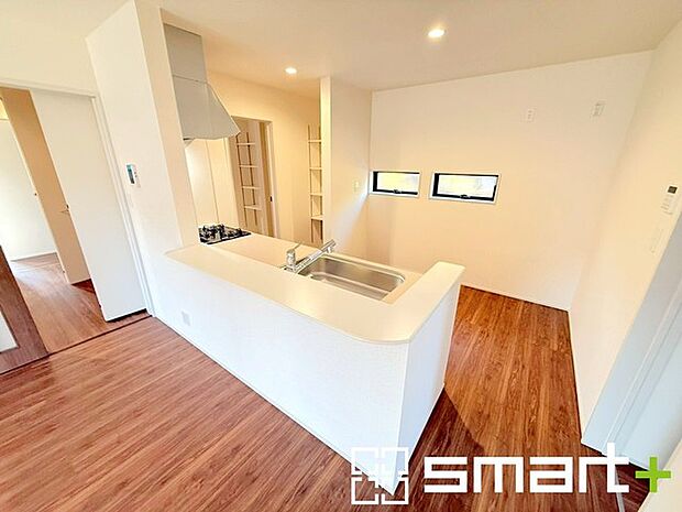 〜使い勝手の良いシステムキッチン〜 ・料理がしやすい設計のキッチンでお料理もはかどりますね。 ・もちろんキッチン下部は収納になっておりますので、フライパンなども収納可能です。 