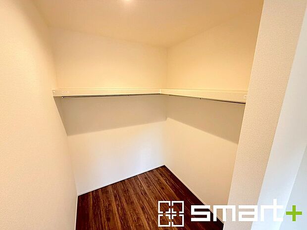 〜ウォークインクローゼット〜 ・衣類をハンガーに掛けたまま収納できるウォークインクローゼットは重宝しますね。 ・季節ものや小物類なども整理整頓しやすく生活空間が広がります。 