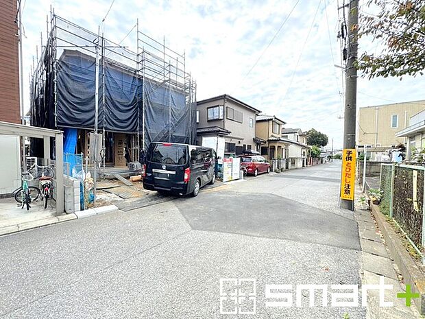 〜閑静な住宅街の立地〜 ・周辺は閑静な住宅街となっておりますので、静かな暮らしをご実現いただけます。 ・前面道路の交通量も多くないので、小さなお子様がいるご家庭でもご安心ですね。