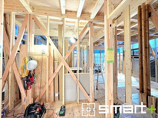 〜ベタ基礎でしっかりとした土台〜 ・コンクリートの中に鉄筋を配し強度を高めた「ベタ基礎」を採用。 ・しっかりとした土台を造ったうえで、その上に建物が築造されていきます。