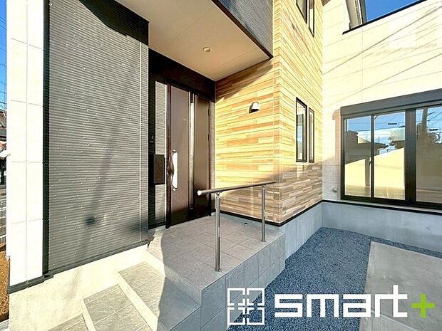 〜穏やかな陽が入る玄関〜 ・窓に加えて玄関ドアのガラス部分からも穏やかな陽が入り、明るい玄関になります。 ・来客時に誰が来たかすぐにわかるモニター付きのインターフォンは防犯対策にもなります。 