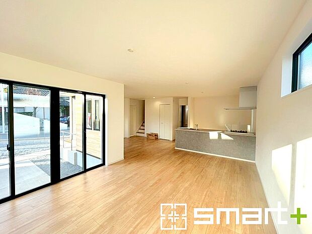 〜穏やかな陽の入るＬＤＫ〜 ・大きな窓のあるＬＤＫは陽当りも良好で明るい空間となっております。 ・ご家族団らんなど過ごす時間の多いＬＤＫが明るいのは嬉しいポイントですね。 