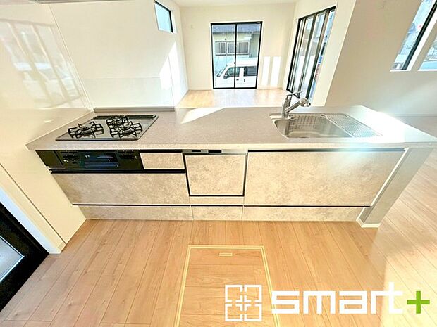 〜食器洗浄機を標準装備〜 ・キッチンにはビルトインタイプの食器洗浄機を標準装備。 ・家事にかける時間を削減でき、「自分時間」を増やすことができる嬉しいアイテムです。 