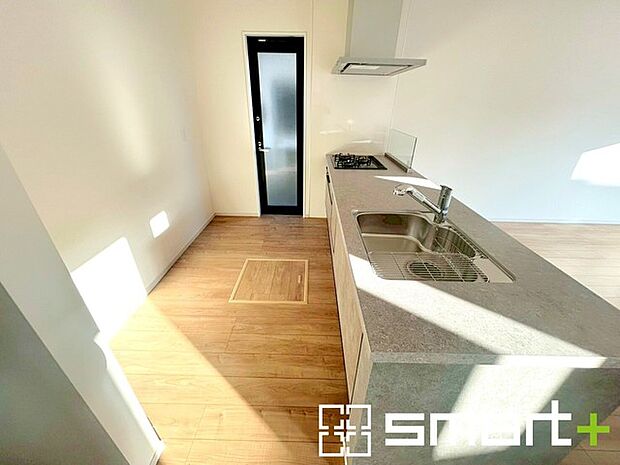 〜使い勝手の良いシステムキッチン〜 ・料理がしやすい設計のキッチンでお料理もはかどりますね。 ・もちろんキッチン下部は収納になっておりますので、フライパンなども収納可能です。 