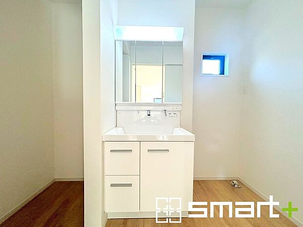 〜シャワー付き洗面台を採用〜 ・洗面台の蛇口がホースで伸びシャワーとしてご利用可能。 ・朝の寝ぐせ直しなどにシャワーを使いたい時、洗面台の掃除をする際にも便利にお使いいただけますよ。 