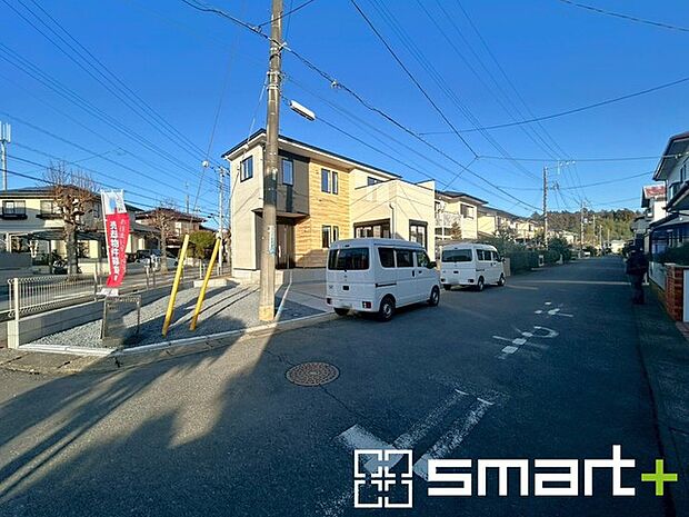 ~開放感ある角地のお住まい~ ・2方向が空く事で開放感のある角地に位置しております。 ・窮屈な感じが無く、ゆったりと暮らせるこの魅力をぜひ現地でご体感くださいませ。