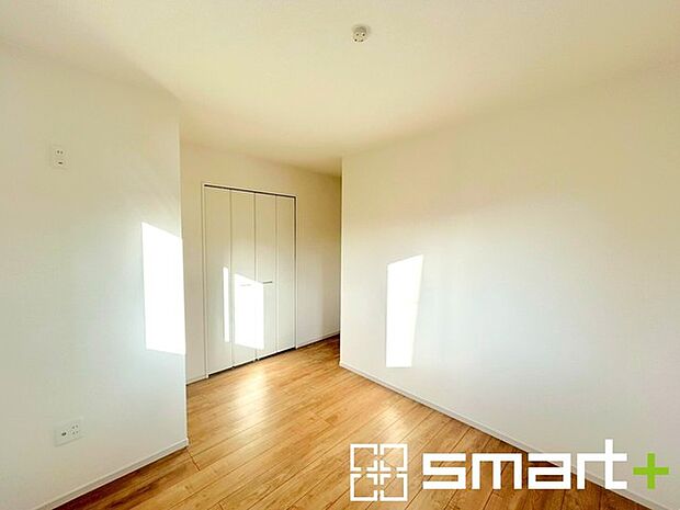 ~収納豊富な洋室~ ・各居室に備え付けの収納をご用意。タンスなどを置く場合と比べ出っ張らないので部屋の中を有効のご活用いただけます。 ・収納の広さなどぜひ現地でご確認くださいませ。