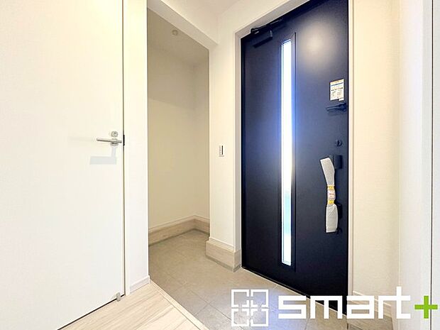 〜シューズインクロークのある玄関〜 ・玄関横にシューズインクロークをご用意。 ・追加の靴置きとしてはもちろん、スキー・ゴルフなど趣味の用具の置場としてもご利用いただけます。