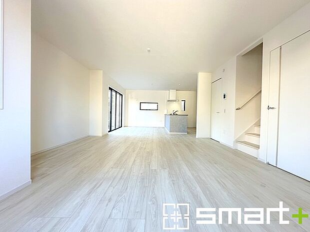 〜開放的なリビングイン階段〜 ・ご家族のお出掛けや帰宅がわかるリビングイン階段。自然とコミュニケーションが増えますね。 ・家事をしながらリビング全体が見渡せるカウンターキッチンも魅力。