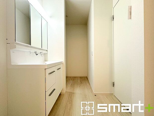 〜人気の三面鏡を採用〜 ・洗面台は三面鏡仕様なので鏡の角度を変える事で頭の後ろの方までご確認可能です。 ・鏡の裏が収納になっておりますので、洗面台周りもスッキリと片付きます。