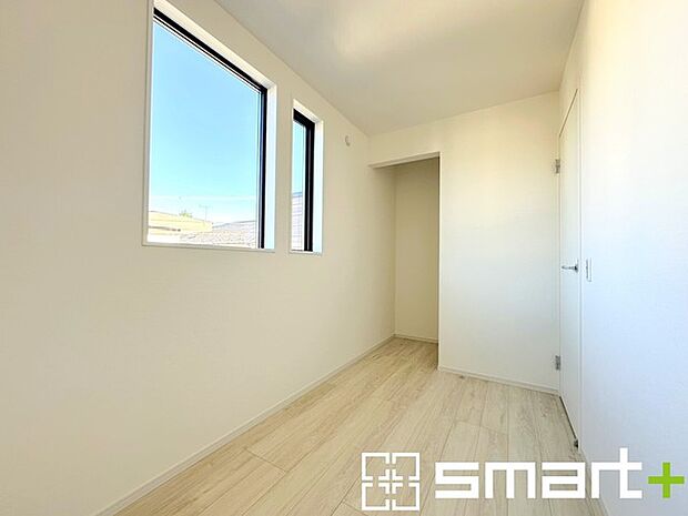 〜オプション施行もお任せください〜 ・フローリングの変色など劣化を軽減し、水をこぼした場合などにも防いでくれるフロアコーテイングが人気となっております。 ・オプション施行もお任せください。