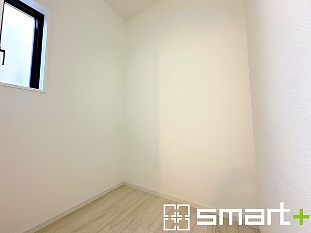 〜収納も充実の洗面所〜 ・洗面所にはリネンスペースを設ける事でタオルや洗剤などの置場にも困りません。 ・意外とリネンスペースがある物件は少ないので、ぜひ現地でその魅力をご確認ください。