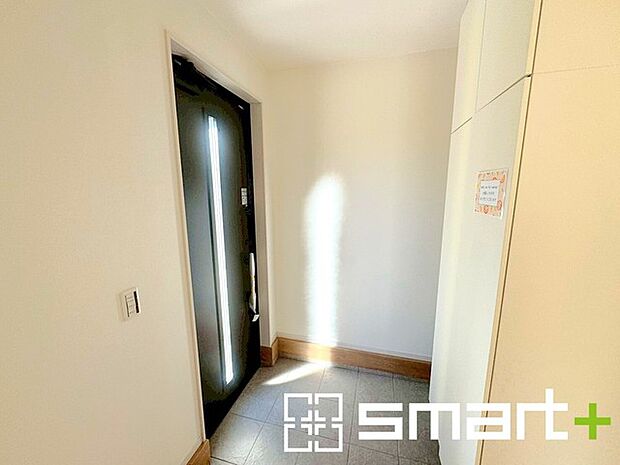 ~十分な容量のシューズボックス~ ・備え付けのシューズボックスは充分な容量を確保。 ・より大型のものへのご変更などご希望の方もお気軽にご相談くださいませ。