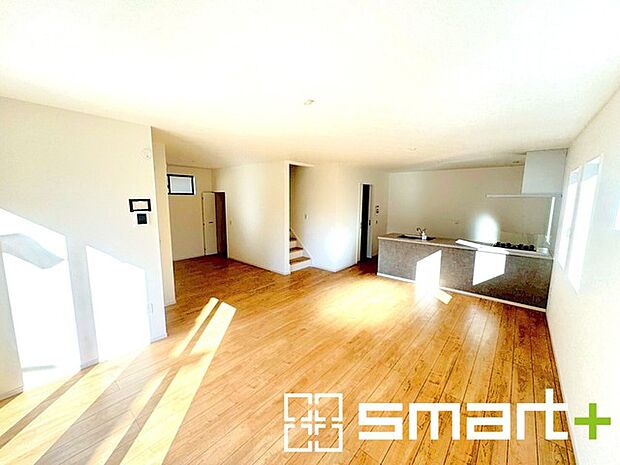 〜ナチュラルな色彩のＬＤＫ〜 ・自然な風合いの色味で纏められたＬＤＫは家具のコーディネートもしやすくなっております。 ・どんなインテリアにするか、考えるだけでも楽しくなりますね。 