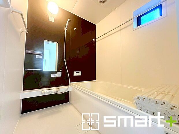 ~暖房乾燥機付きの浴室~ ・ヒートショック対策にもなる浴室暖房を標準装備。冬場でも暖かくしてからご入浴が可能です。 ・もちろん乾燥機も付いておりますので、雨の日でも洗濯物を干せますよ。