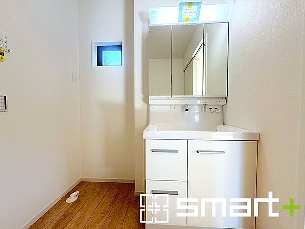 ~シャワー付き洗面台を採用~ ・洗面台の蛇口がホースで伸びシャワーとしてご利用可能。 ・朝の寝ぐせ直しなどにシャワーを使いたい時、洗面台の掃除をする際にも便利にお使いいただけますよ。