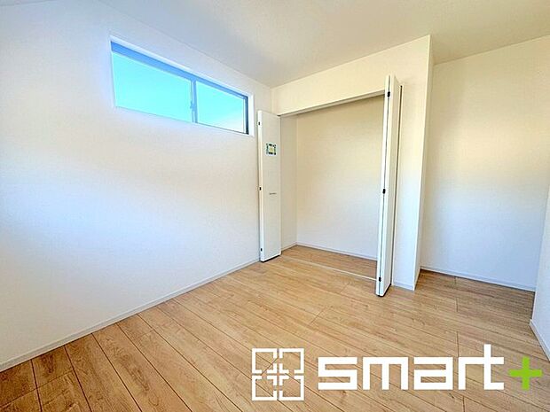 ~収納豊富な洋室~ ・各居室に備え付けの収納をご用意。タンスなどを置く場合と比べ出っ張らないので部屋の中を有効のご活用いただけます。 ・収納の広さなどぜひ現地でご確認くださいませ。