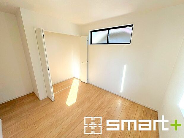 〜2面採光の明るいお部屋〜 ・洋室は2面採光とする事で穏やかな陽の入る明るい空間となっております。 ・くつろぎのプライベート時間を明るい空間で穏やかにお過ごしいただけます。 