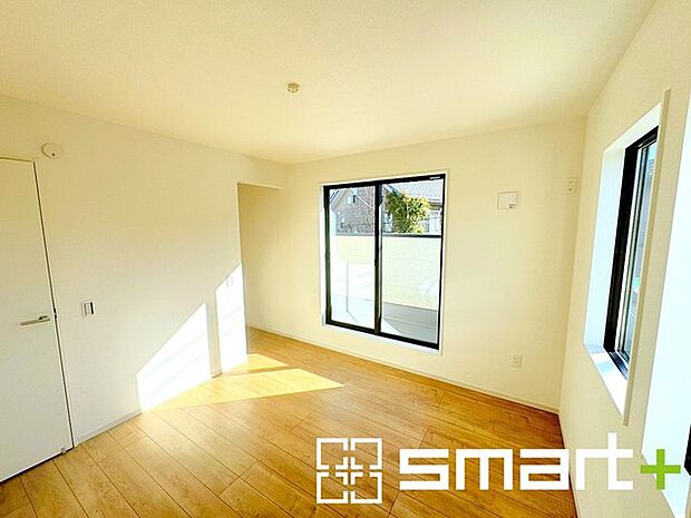 ~自然な風合いの洋室~ ・ナチュラルな色彩で纏められた洋室は家具のコーディネートもしやすくなっております。 ・どんな家具にするか考えるだけでも楽しくなってきますね。