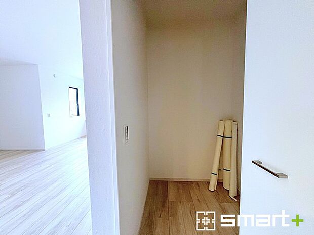 〜リビング収納のあるプラン〜 ・意外と少ないリビング収納をしっかりとご用意。 ・掃除機や買い溜めしたティッシュ、トイレットペーパーなど様々なものが収納可能です。 