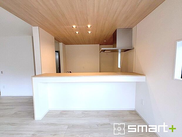 ~人気のカウンターキッチン~ ・キッチンには余計な柱が無いので、リビングが見渡せ開放感のある造りとなっております。 ・蛇口には浄水器が内蔵されるなど機能面でも優れたキッチンです。