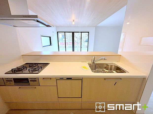 〜食器洗浄機を標準装備〜 ・キッチンにはビルトインタイプの食器洗浄機を標準装備。 ・家事にかける時間を削減でき、「自分時間」を増やすことができる嬉しいアイテムです。 