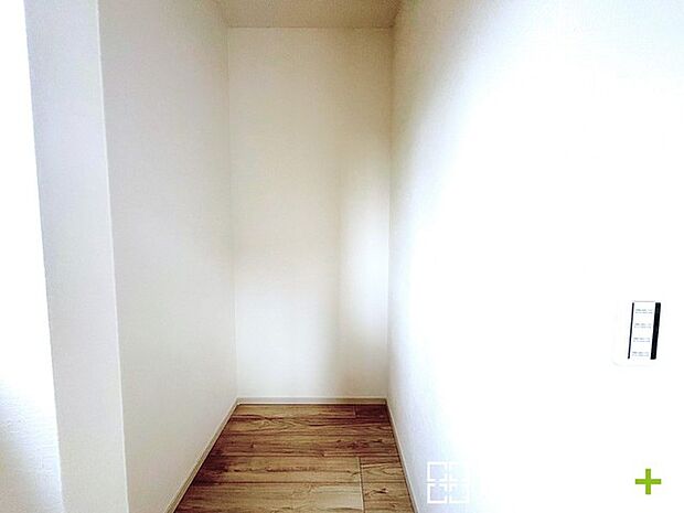 ~憧れのウォークインクローゼット~ ・居室にウォークインを設ける事で季節ものや趣味の用具などもスッキリと収納可能です。 ・ぜひ現地でその便利さをご体感くださいませ。